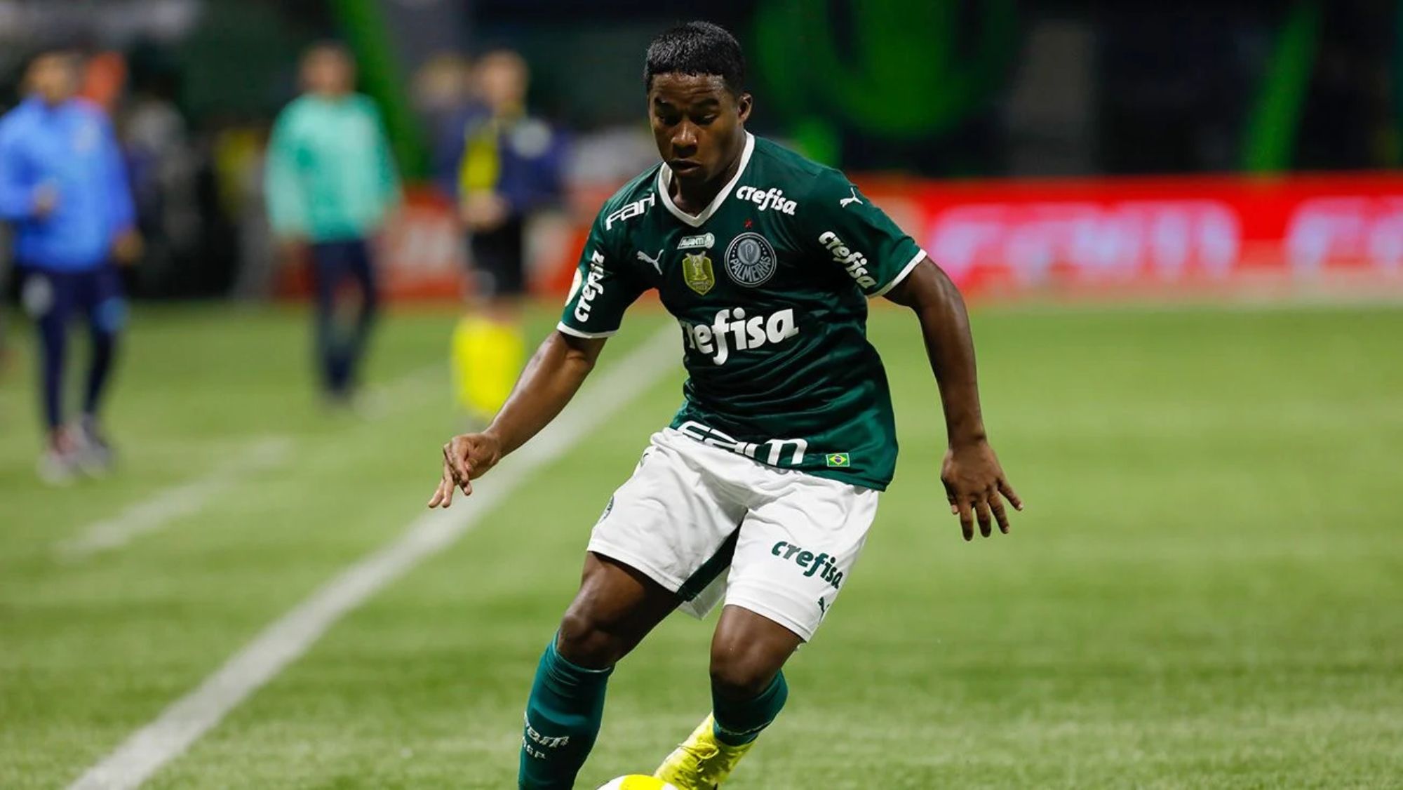 Endrick Felipe dribbling the ball during a soccer match