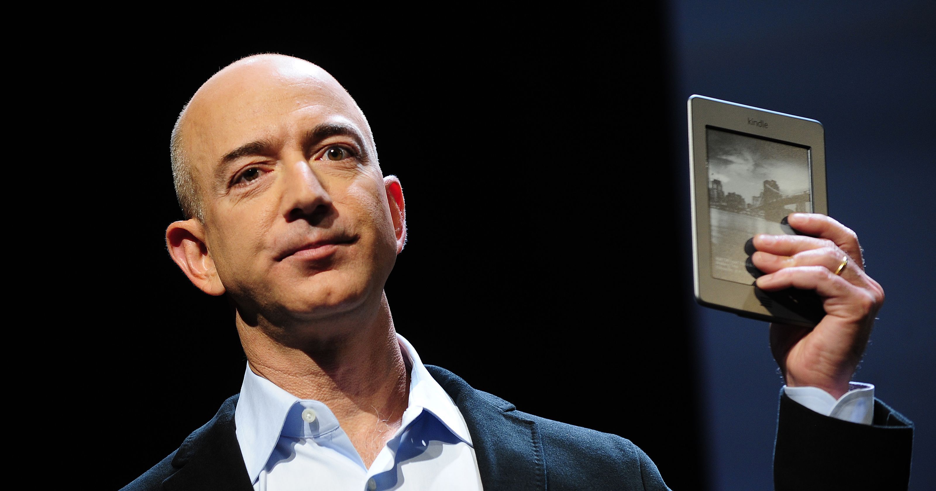 High Definition Wallpaper Of Jeff Bezos Presenting The Kindle