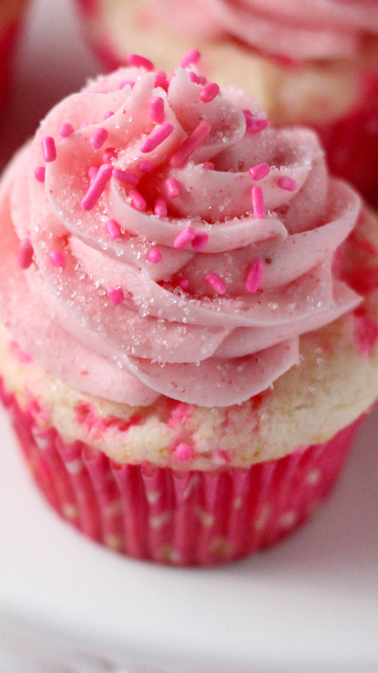 Red Cupcakes iPhone Wallpaper HD