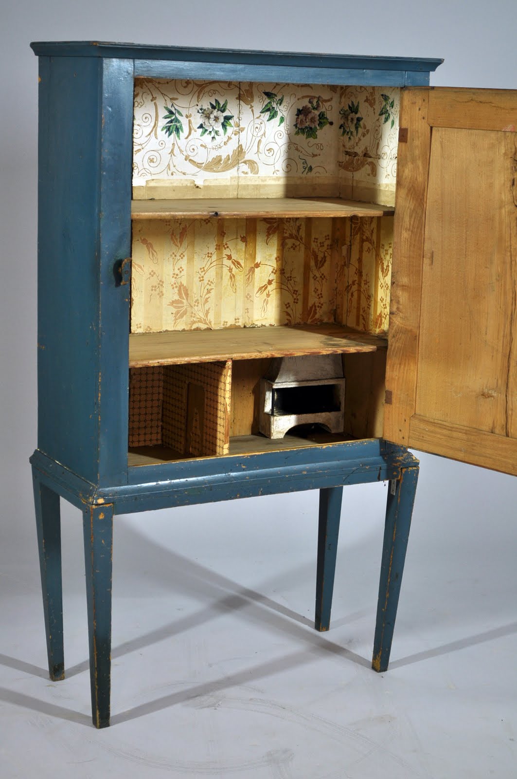 Another Great Way To Use Wallpaper Leftovers Saw This Old Dollhouse