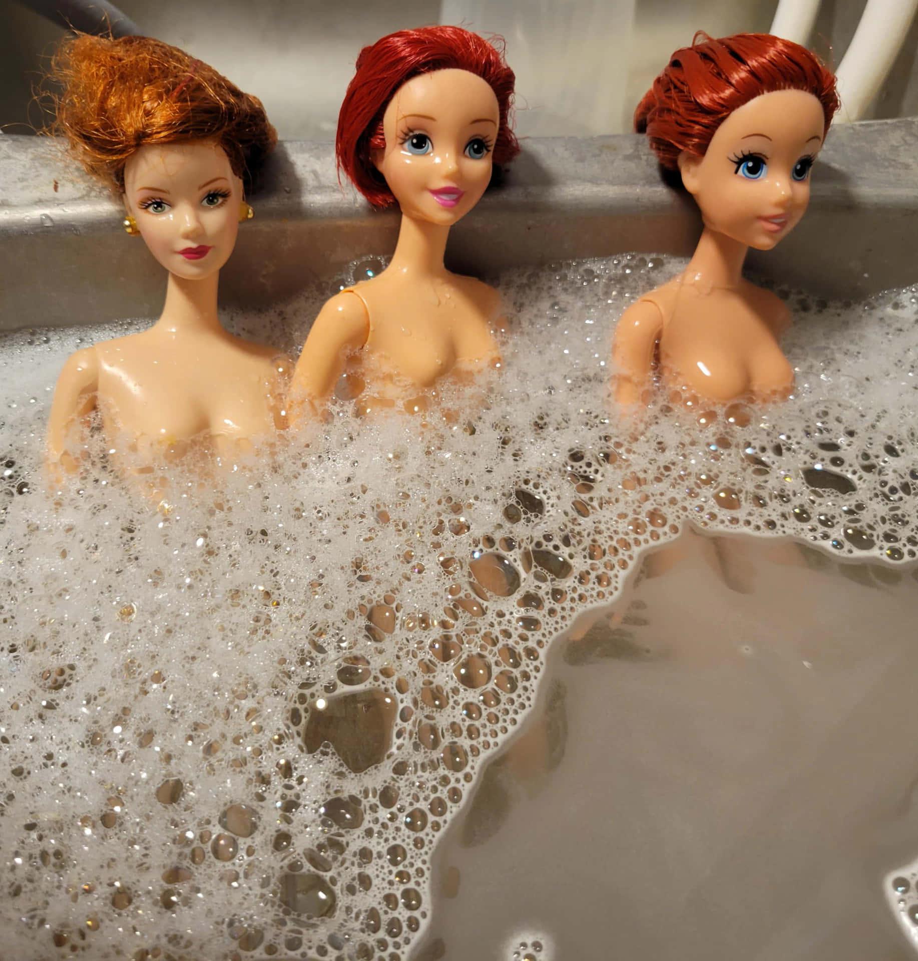 Funny Barbie Friends Tub Picture Wallpaper