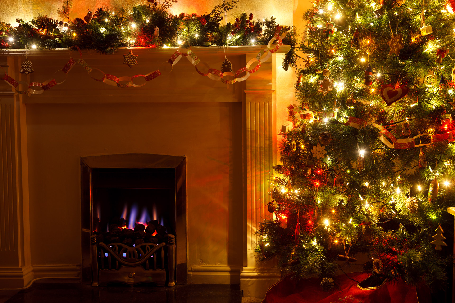 Christmas Ornaments Fire Room Tree Fireplace Wallpaper