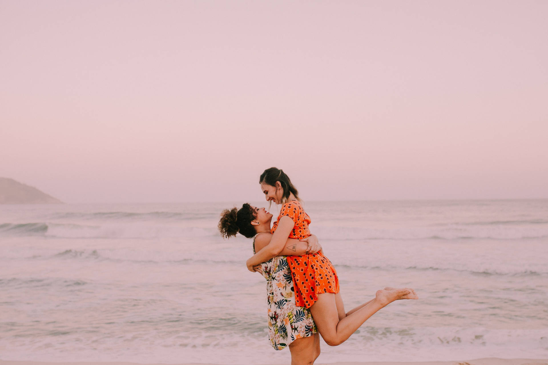 Lesbian Girl Carry 0zd1umklqthe0y2g Wallpaper