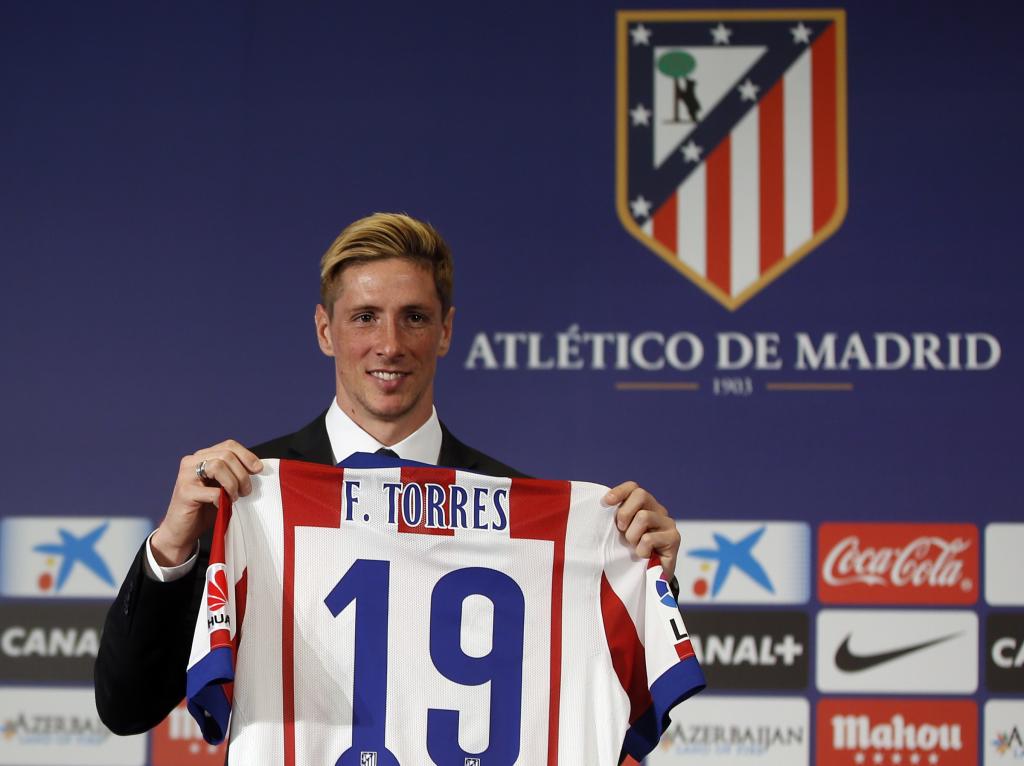 Fernando Torres Kisses The Crest S Unveiling
