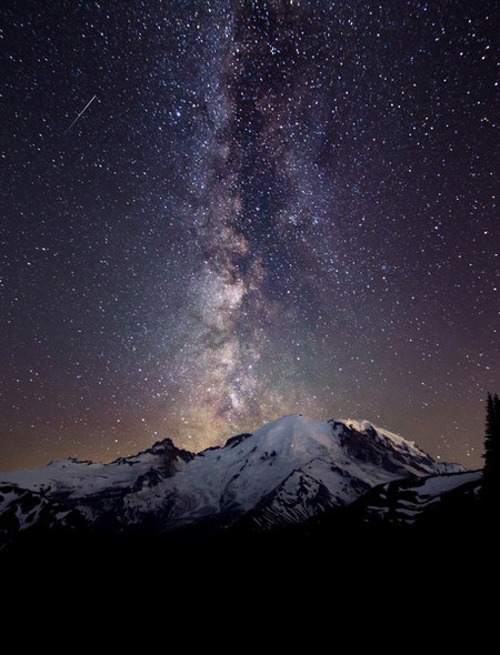 The Milkyway over Mt Rainier Wallpaper for iPhone 6