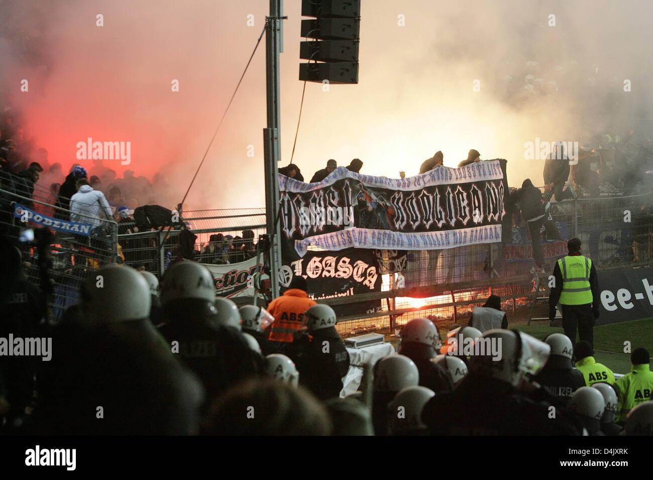 Rostock hooligans light Bengal fires and activate the police