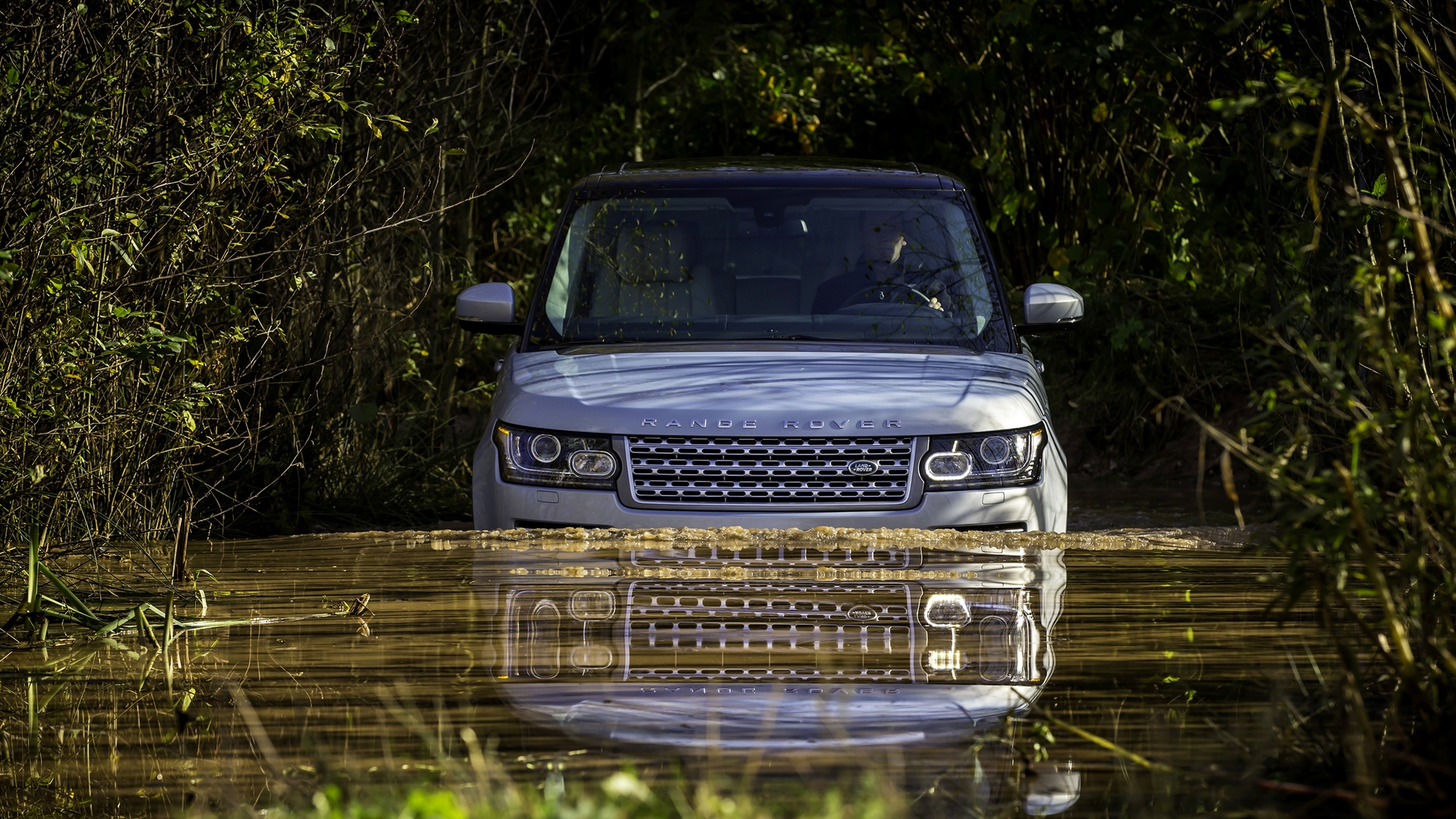 Range Rover Vogue In Water HD Wallpaper