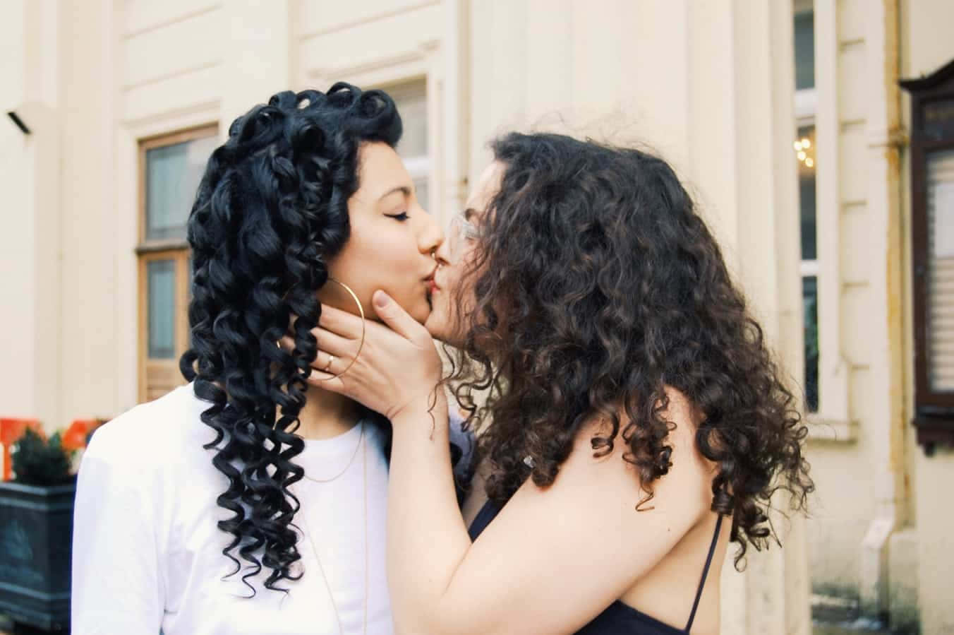 Curly Haired Mujeres Lesbianas Xrbhp3rbywhmznyi Wallpaper