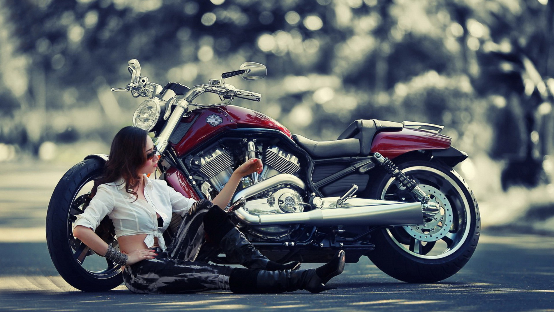 Woman posing next to a Harley Davidson V-Rod Muscle motorcycle