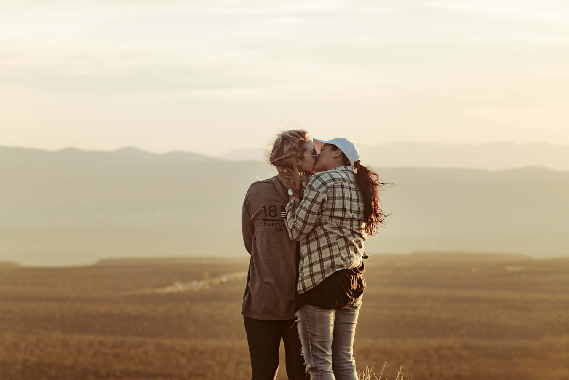 Mujeres Lesbianas Kissing In Open Area 5xam9zrrq78uk63q Wallpaper