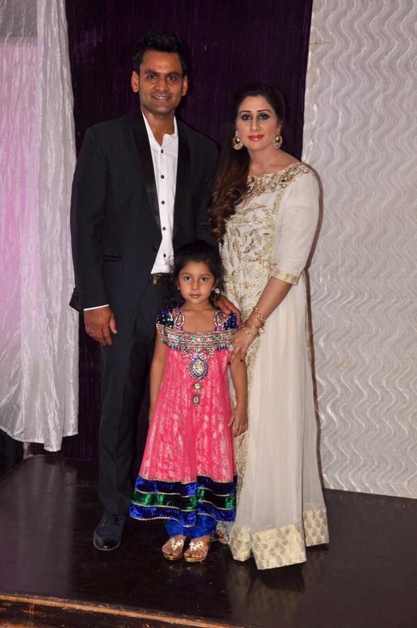 Mohammad Hafeez on With family at dinner httptco