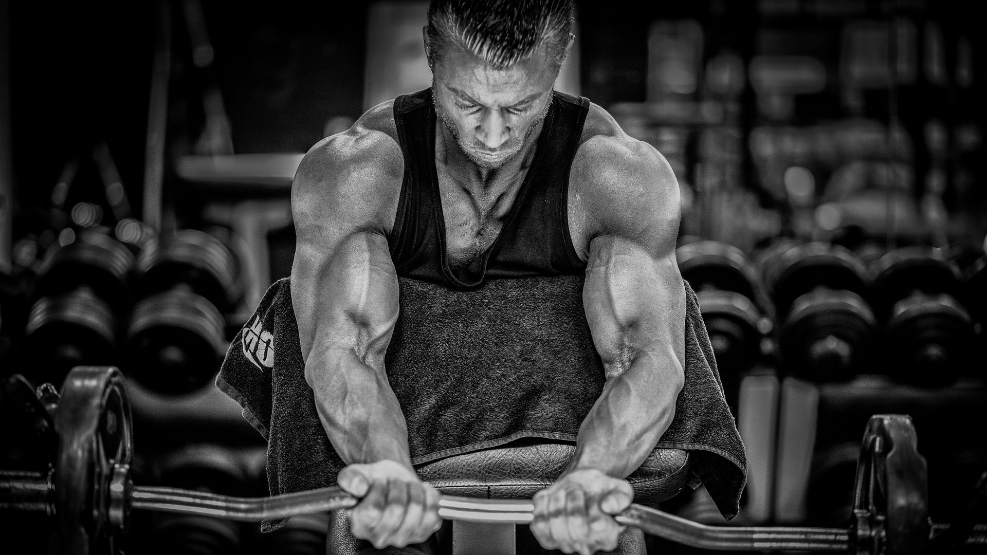 Premium Photo | Muscular athlete posing. fitness and classic bodybuilding  concept.