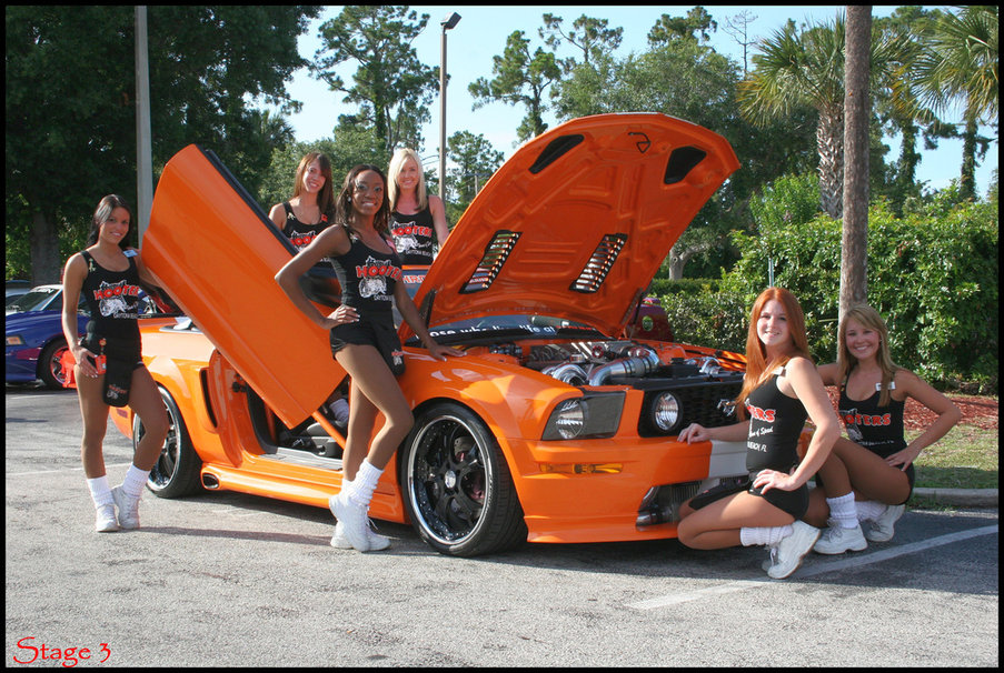 Hooter Girls With Stang Wallpaper