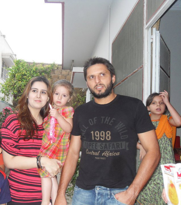 Shahid Khan Afridi With His Wife Nadia Wallpaper Celebritiescouples