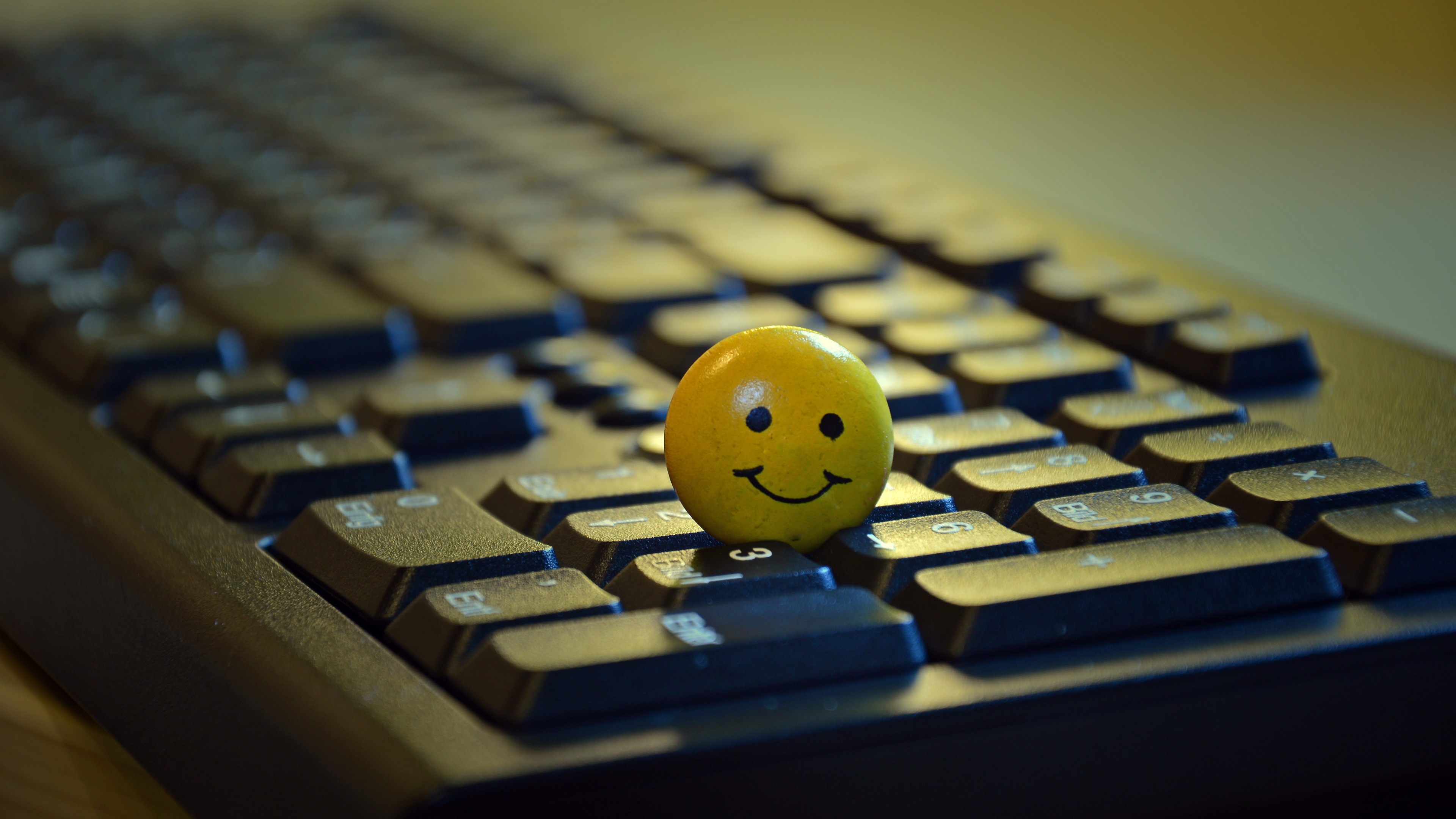Wallpaper Smiley Ball Keyboard Toy 4k UHD