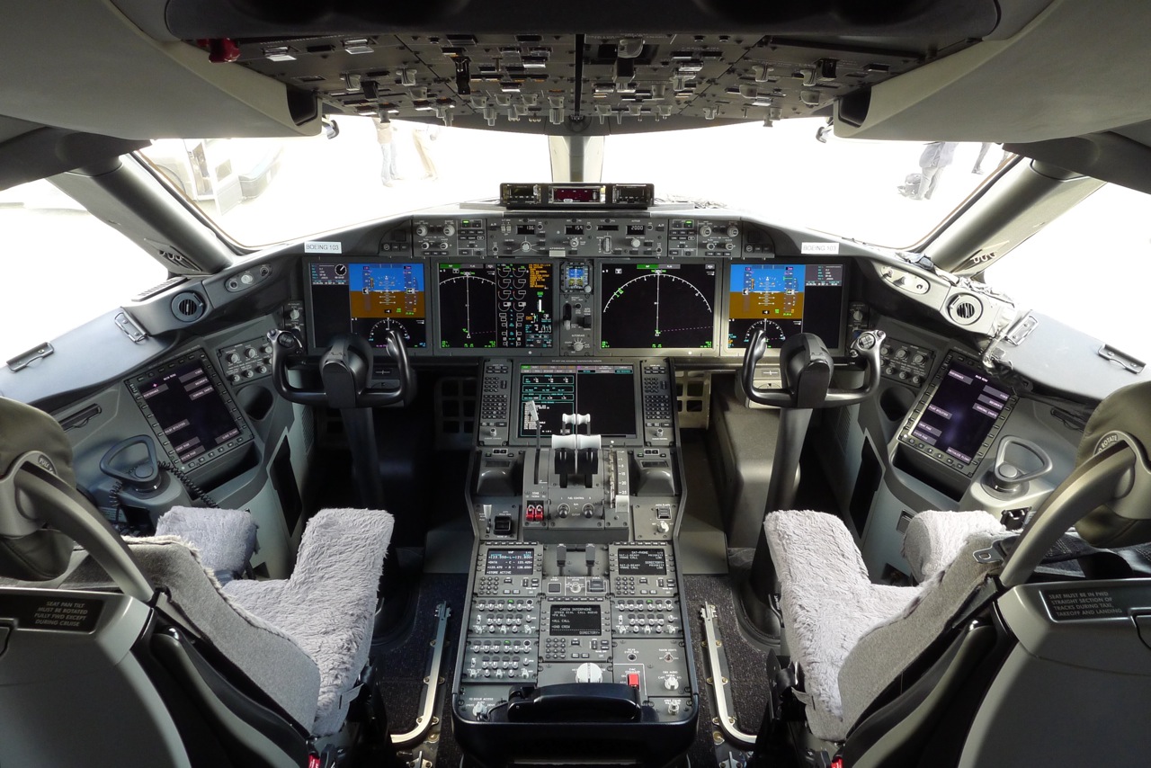 Tour The Cockpit Of Ana S Boeing Dreamliner Wired