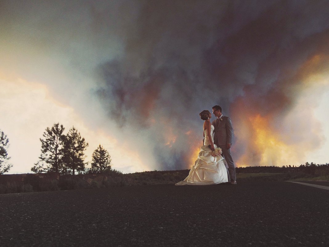 Raging Wildfire Sets A Dramatic Background For Oregon Couple S