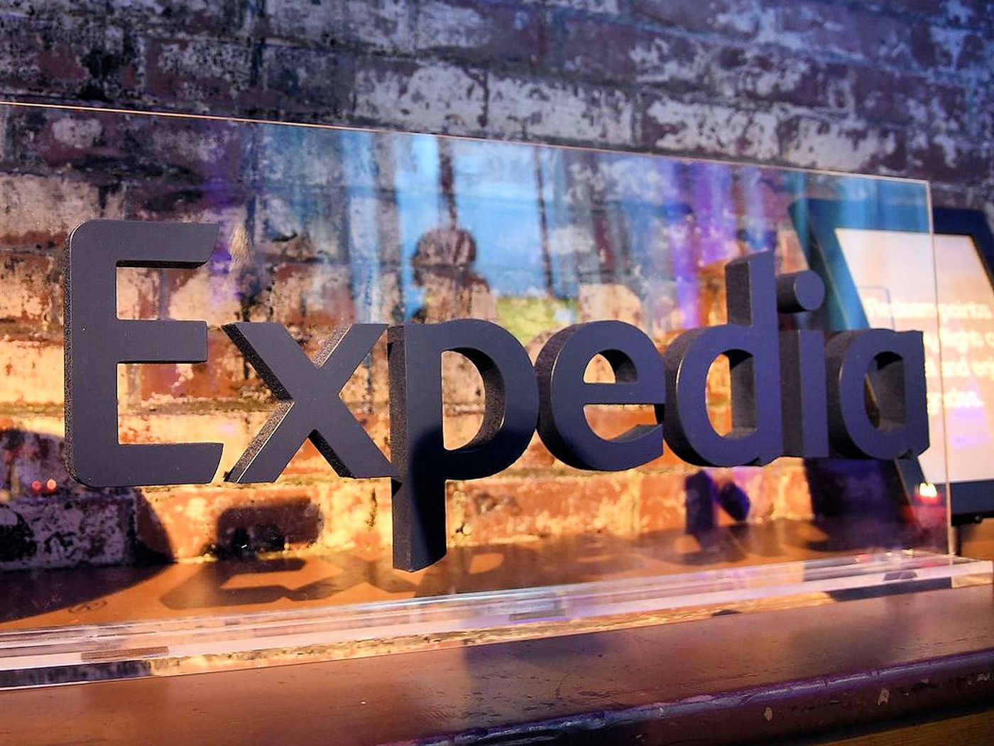Expedia Buys Homeaway An Airbnb Petitor For Billion Recode