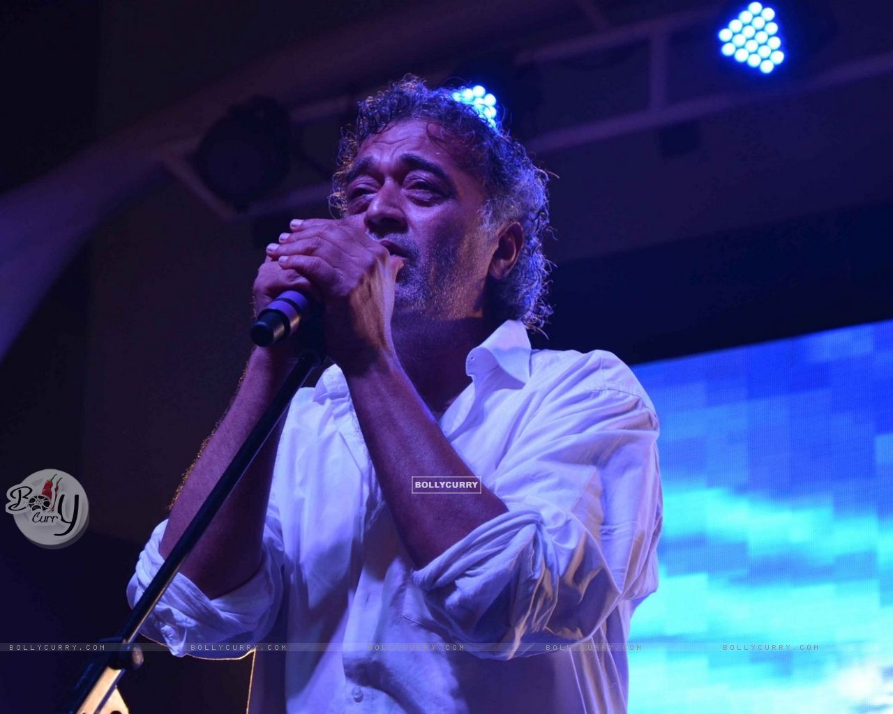 Wallpaper Lucky Ali Performs At A Music Concert Size