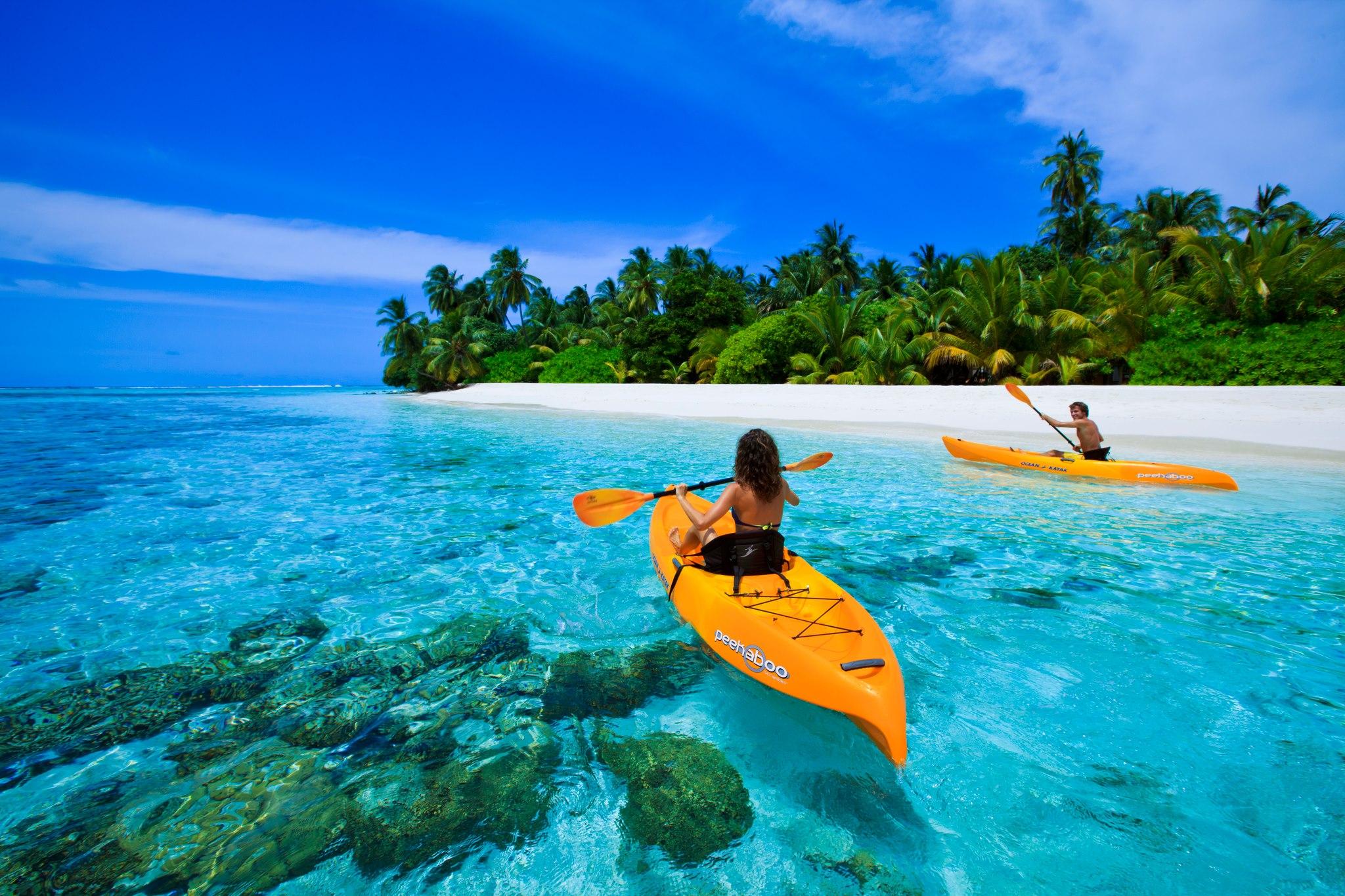 Canoe On Blue Lagoon In Maldives HD Wallpaper