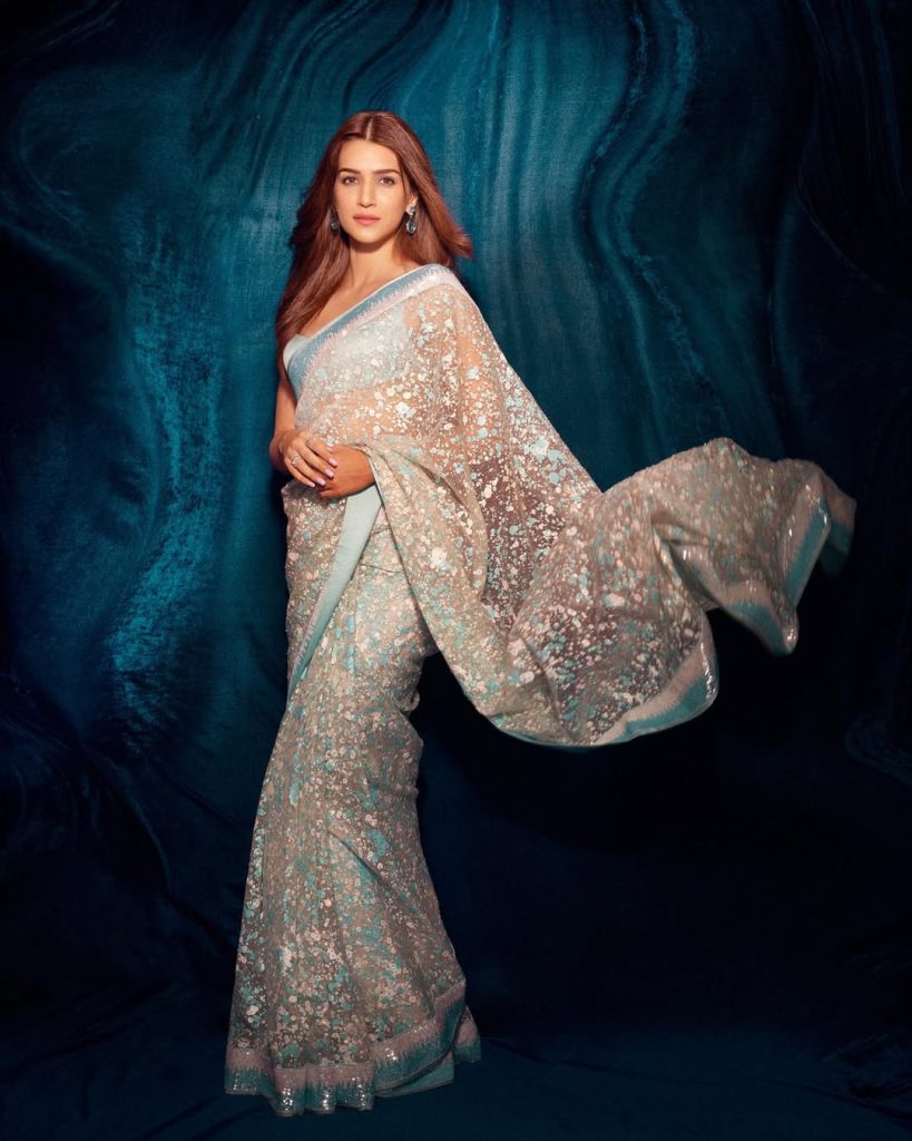 Kriti Sanon In Gorgeous Blue Saree Wallpaper