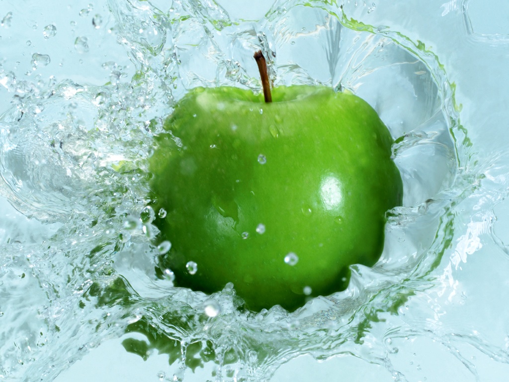 Beautiful Green Apple In Water Desktop Wallpaper