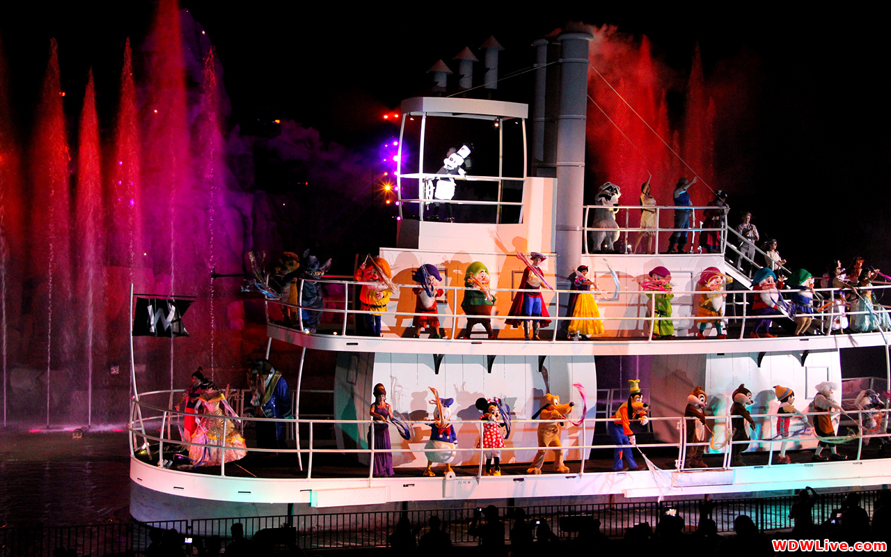 Fantasmic Steamboat Willie And Friends In The Grand Finale