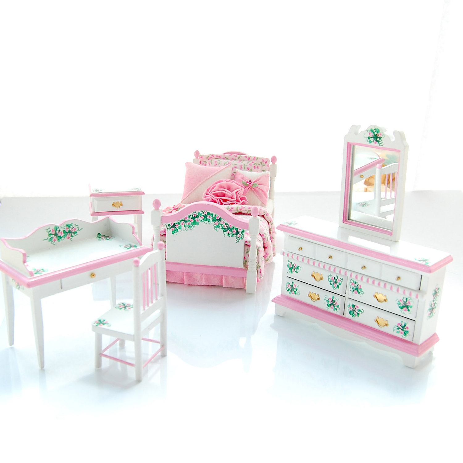 miniature dollhouses and furniture