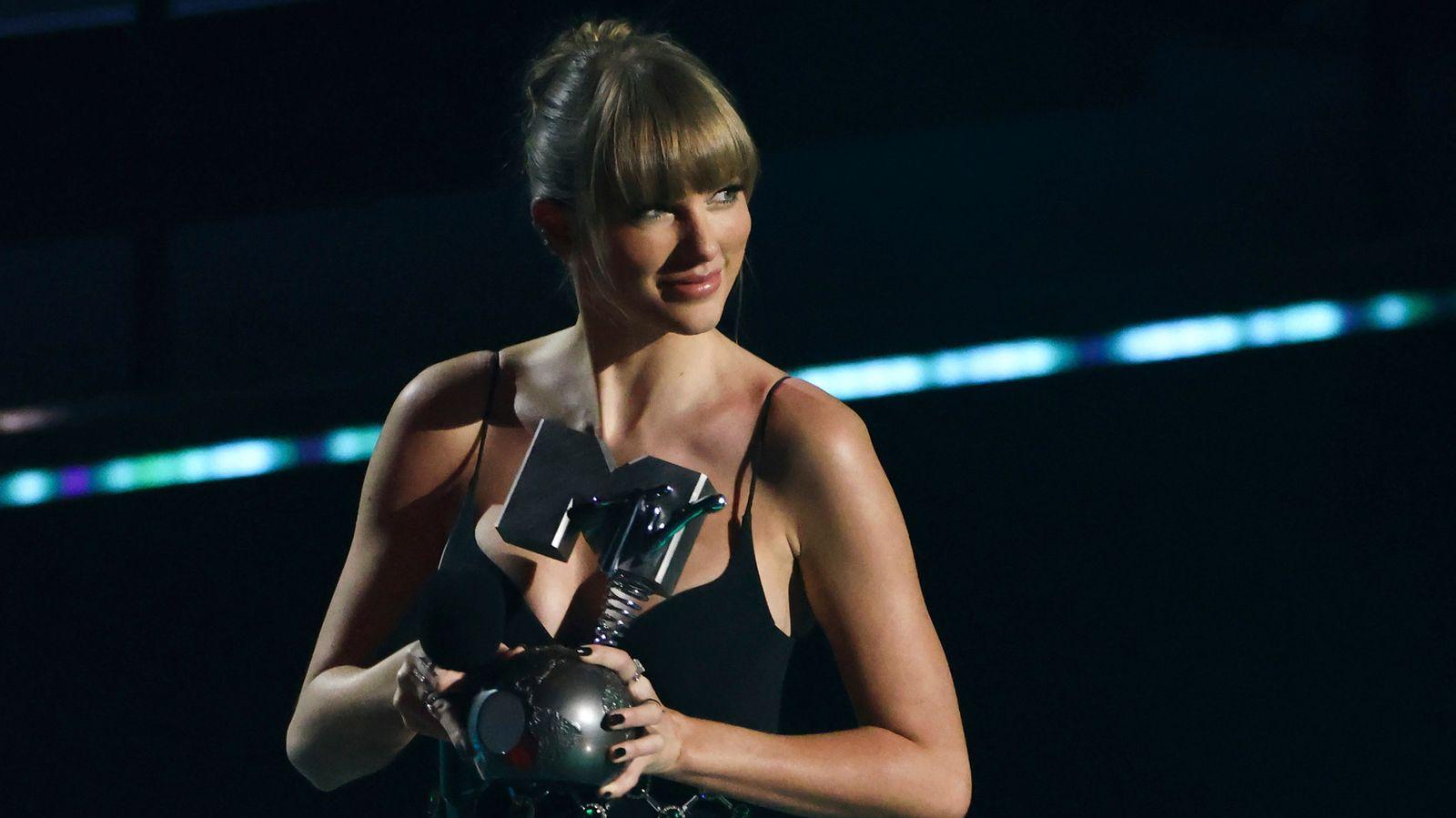 Mtv Emas Taylor Swift Thanks Her Fans As She Takes Home Four