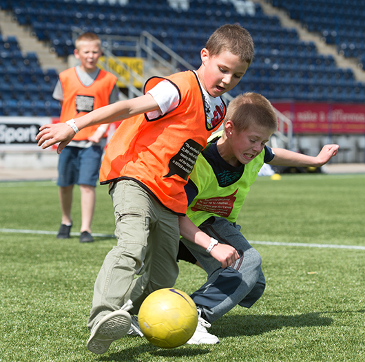 Free download The action is in full flow out on the pitch [530x526] for