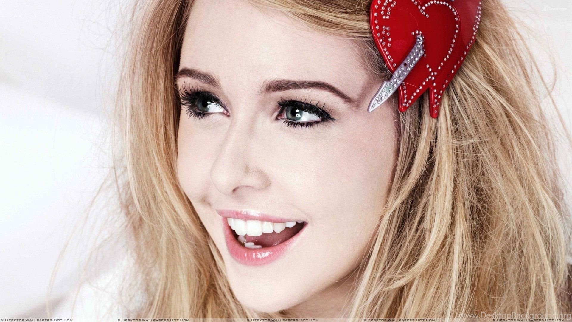 Wallpaper Teen Sweet Smiling Girl Face Closeup