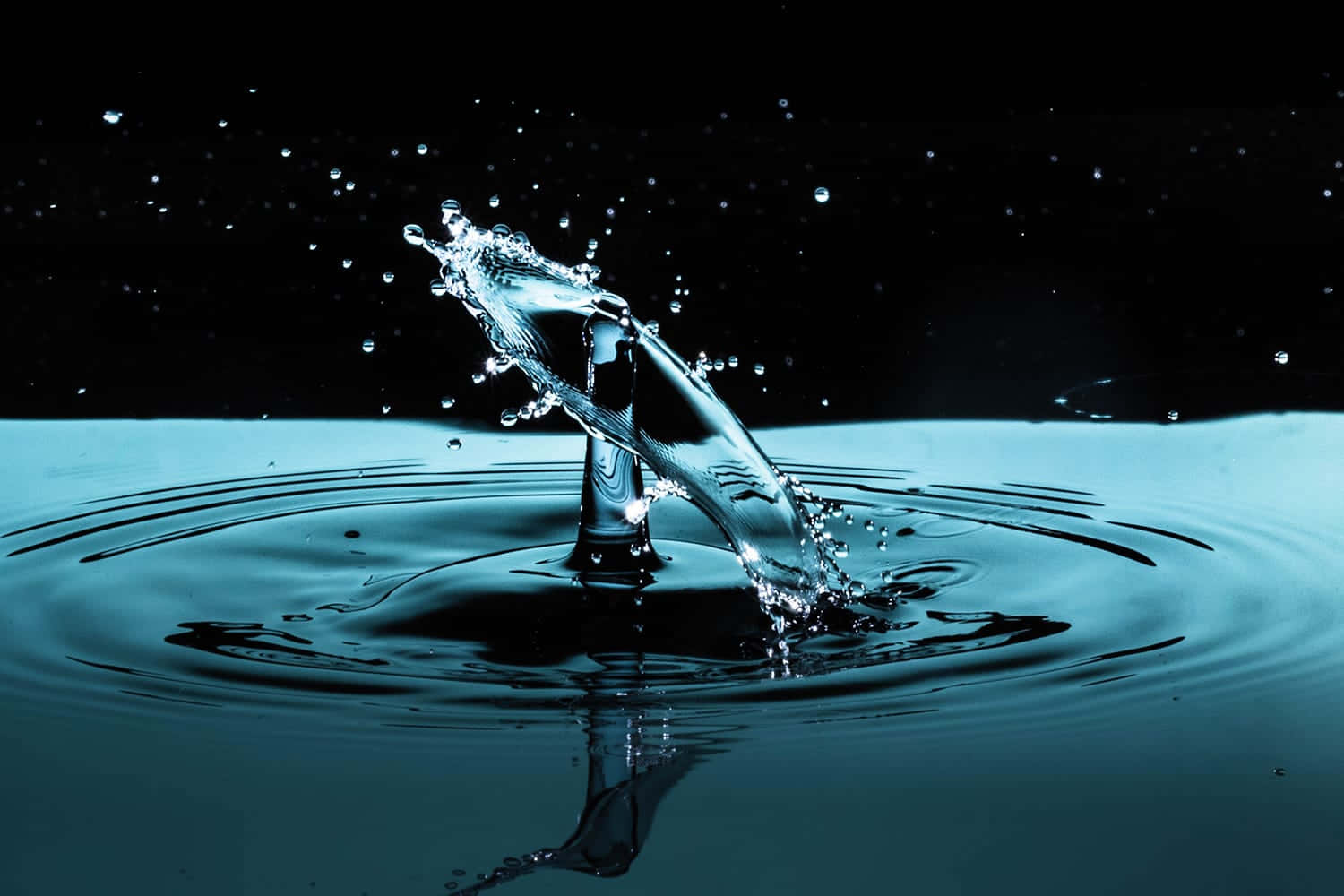 Water Splash Background Wallpaper