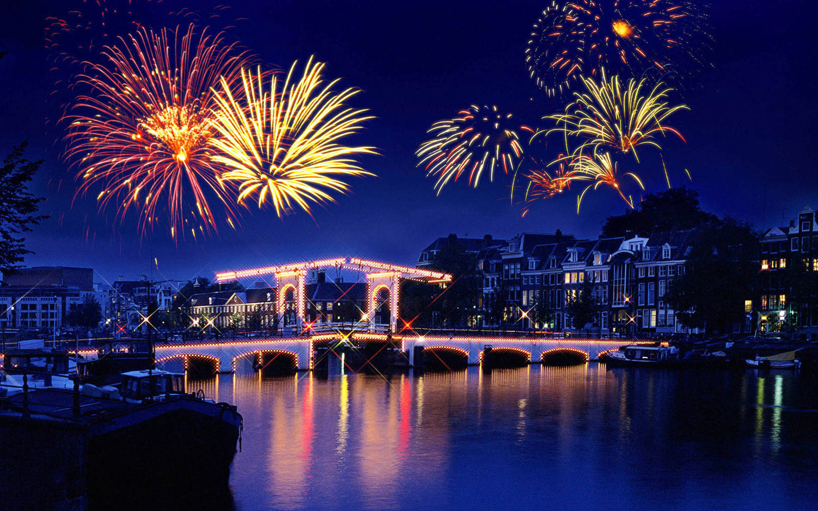 Holland City Travel Fireworks Wallpaper