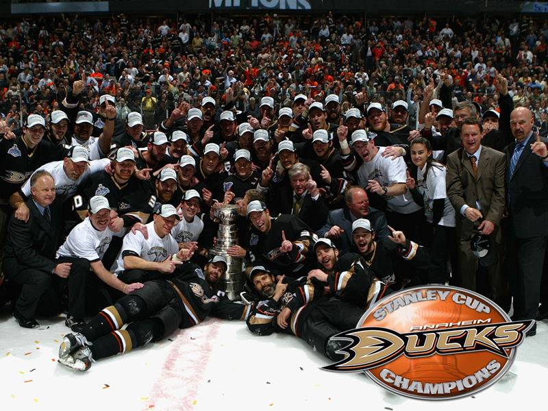 Team Photo With Stanley Cup Anaheim Ducks Wallpaper
