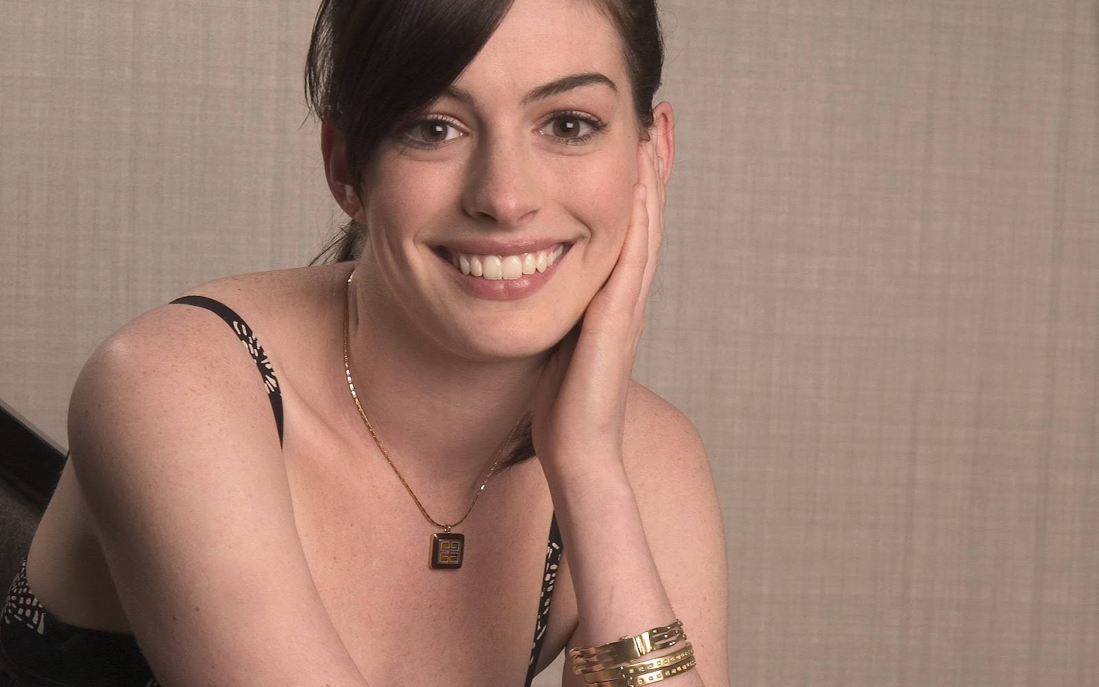 Anne Hathaway Wallpaper Hot