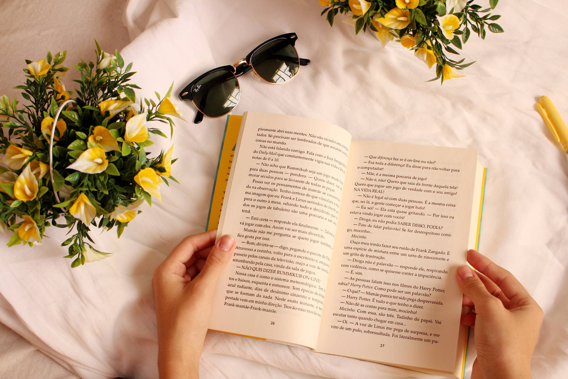 Aesthetic Book Desktop Wallpaper