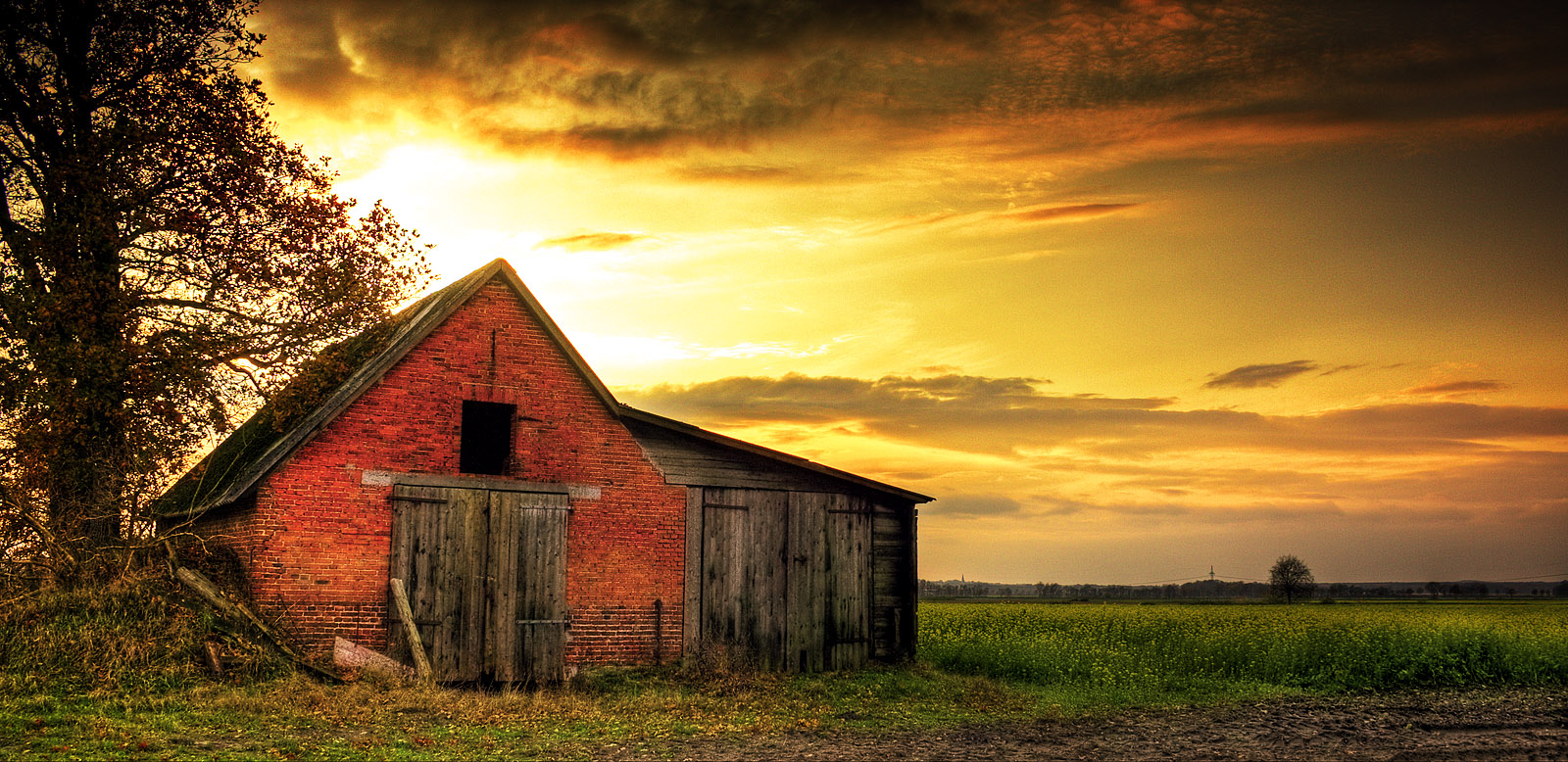 Old Barn Wallpaper By Nassimhasan
