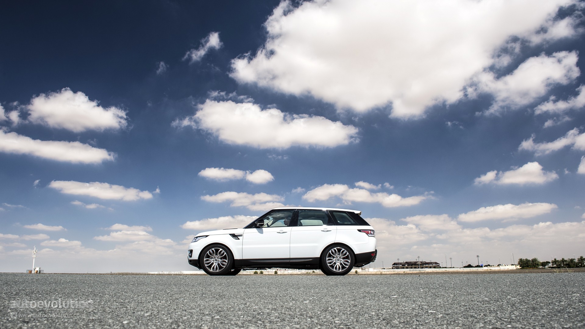 Range Rover Sport Supercharged In Dubai S Desert HD Wallpaper