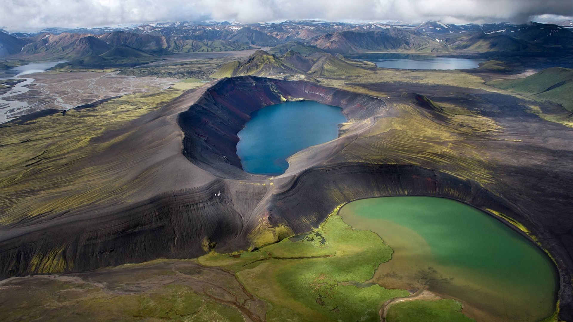 Thưởng thức bức ảnh nền bàn làm việc đầy sắc màu của Iceland, từ vẻ đẹp núi non đến màu trời xanh ngọc. Với đủ loại hình ảnh, bạn có thể lựa chọn một bản nền trang trí để tạo cảm hứng cho công việc của mình.