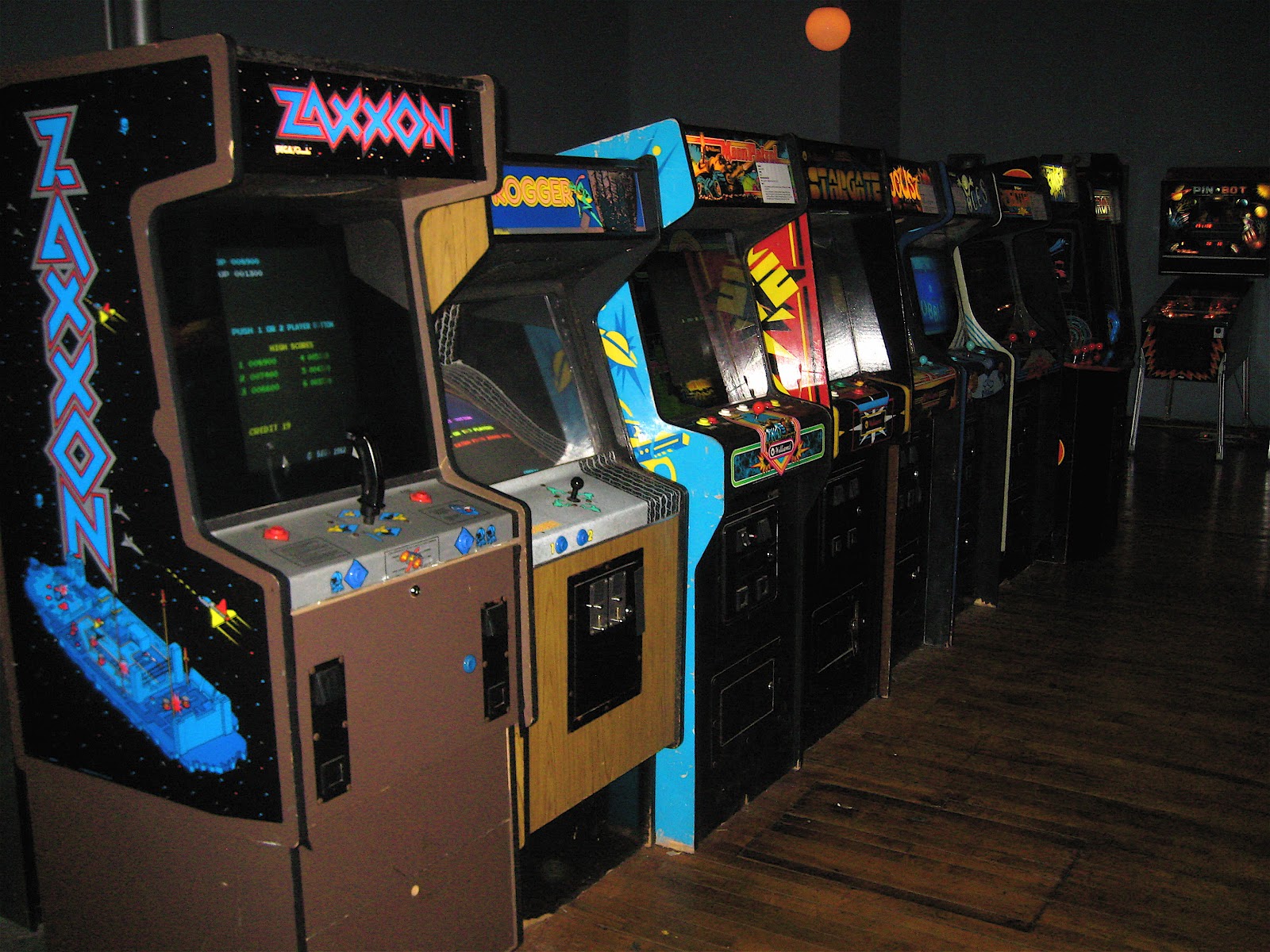 жанр компьютерных игр с игровым процессом типичным для игр в игровых автоматах 6 букв