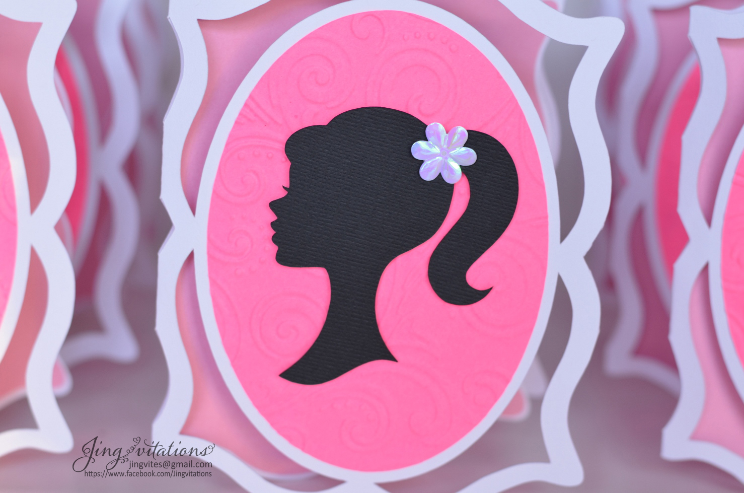 Sắp đến sinh nhật bạn hay party mà chưa có ý tưởng để thiết kế lời mời? Một khung hình độc đáo và đầy sắc màu chính là lựa chọn bạn nên tham khảo. Hãy cùng xem chi tiết về khung lời mời cho tiệc Barbie. 