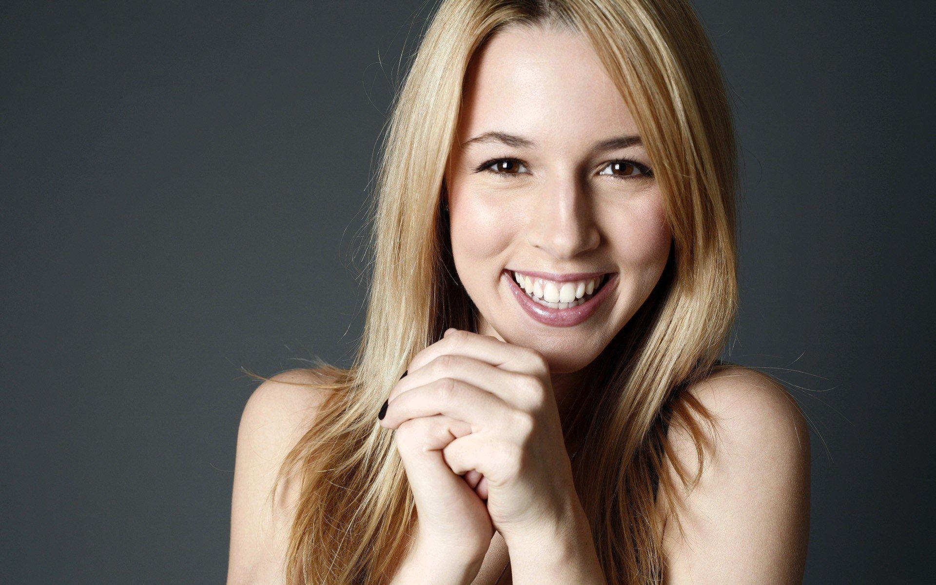 Alona Tal HD Wallpaper And Background