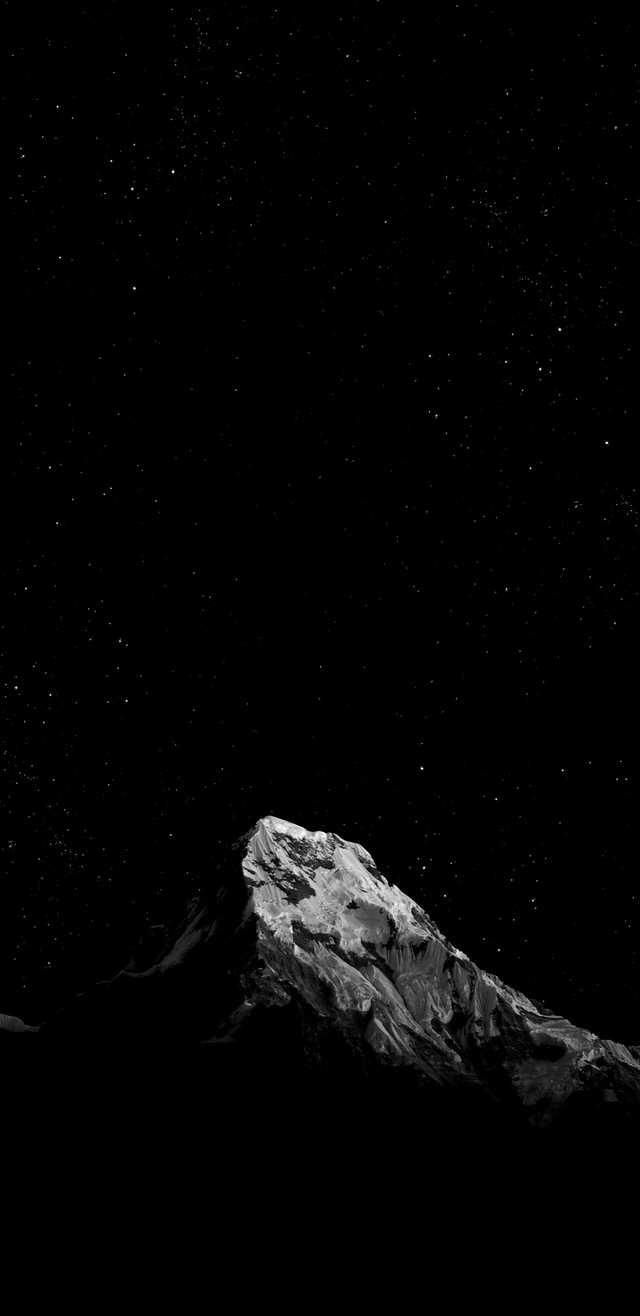Beautiful mountain in the void Fondo de pantalla negro para