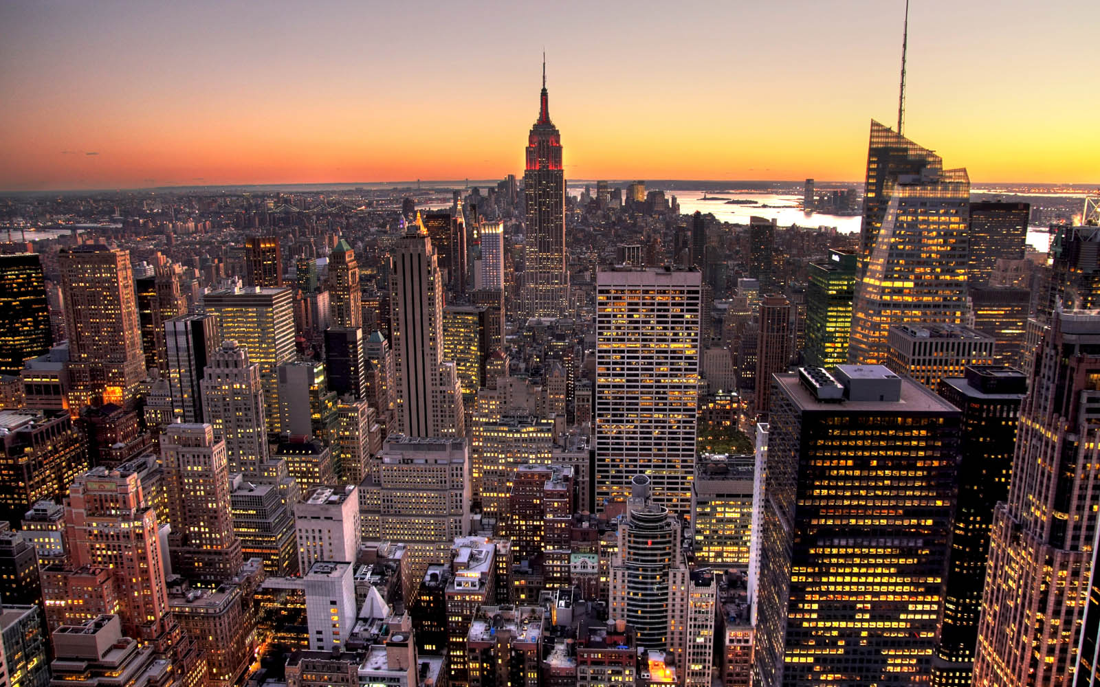 Bộ sưu tập ảnh nền New York đẹp nhất sẽ đem lại cho bạn những khoảnh khắc tuyệt vời với các tòa nhà cao tầng, những con phố đông đúc và sôi động cùng bầu trời xanh kỷ lục. Tận hưởng vẻ đẹp này trên màn hình của mình và cảm nhận sự năng động của thành phố lớn.