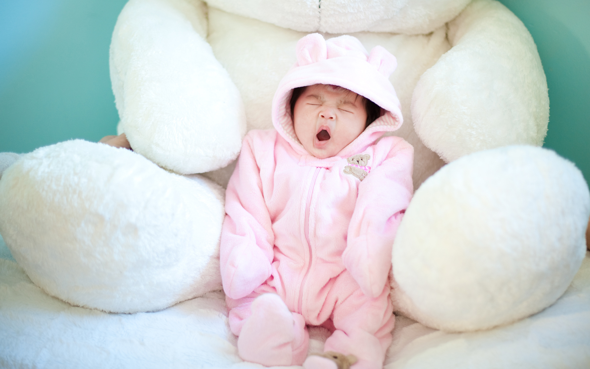 Cute Baby Yawning Wallpaper HD