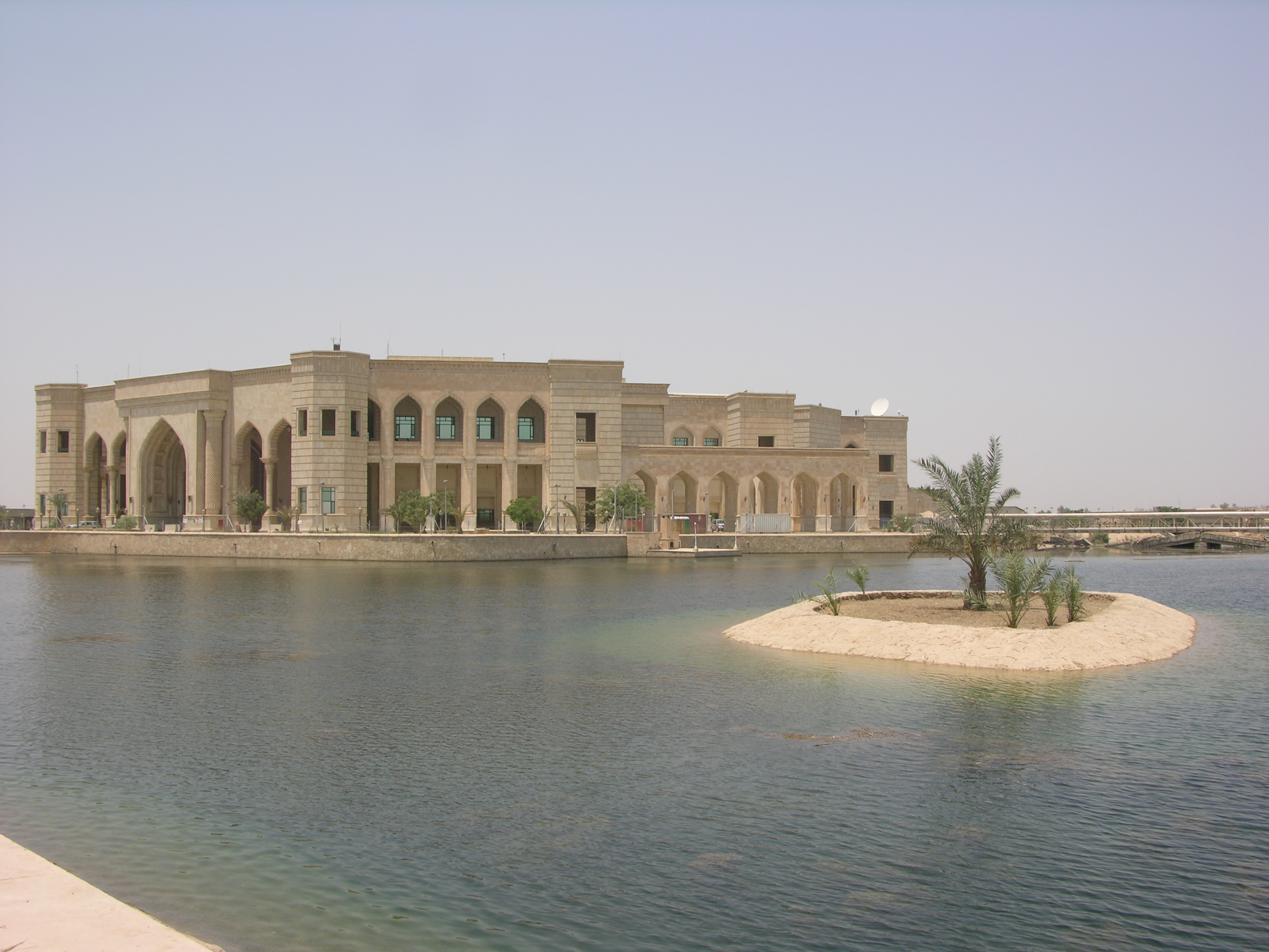 Palais De Saddam Hussein En Irak Wallpaper