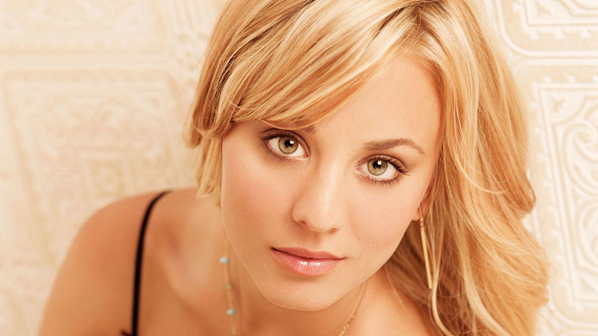 Kaley Cuoco With Green Eyes Wallpaper