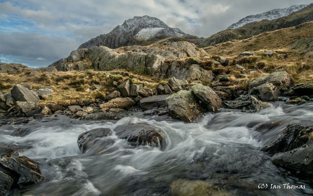 River Past Tryfan Mountain In Snowdonia National Wallpaper