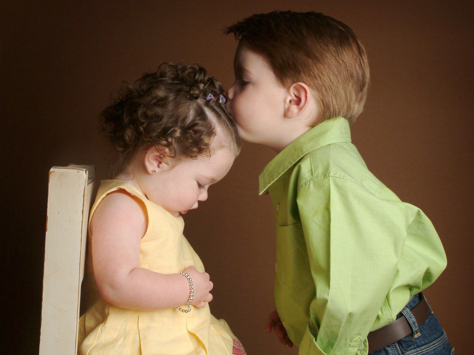 Cute Little Baby Girl And Boy Kissing HD Wallpaper 1600 x 1200