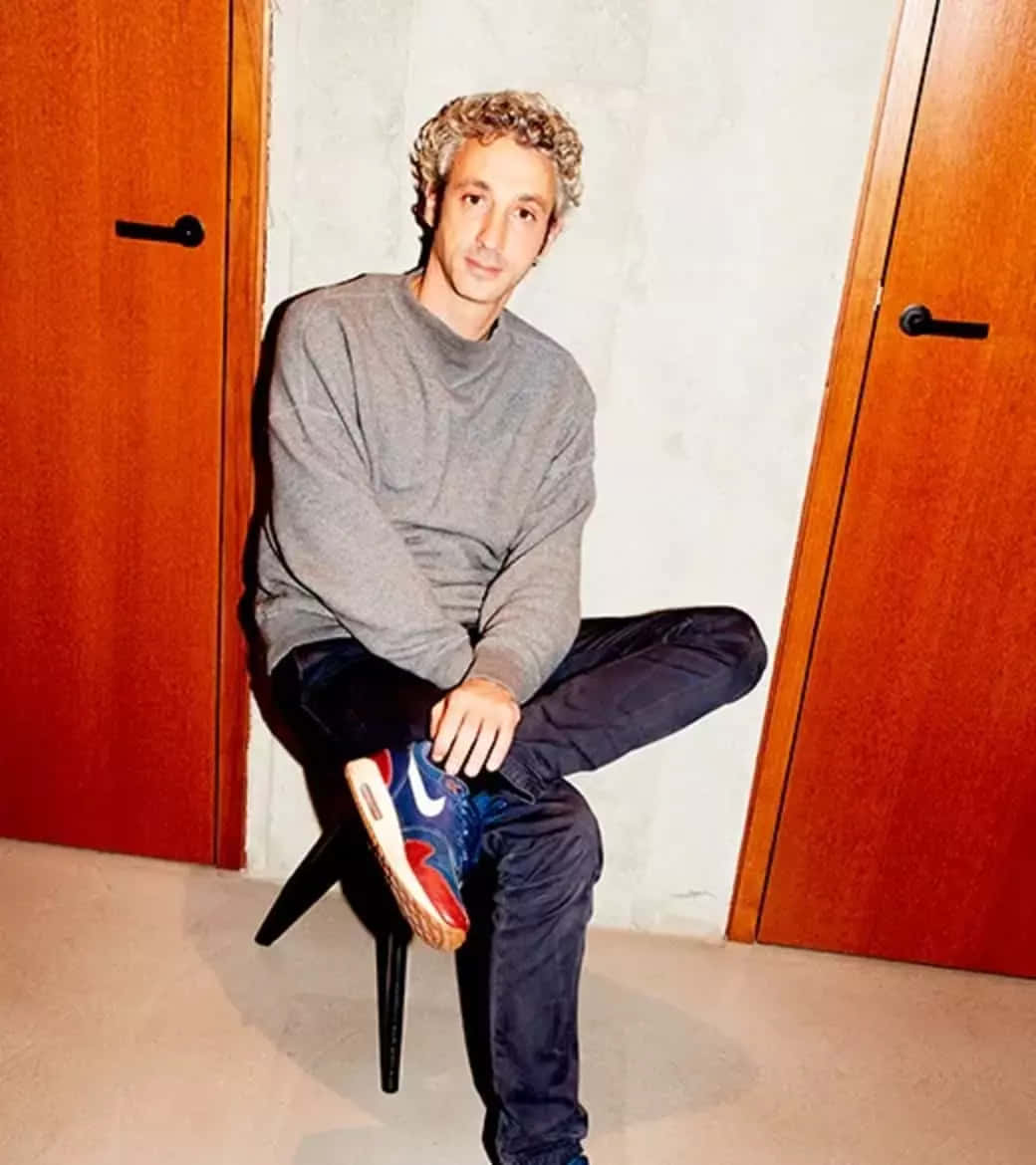 Jerome Dreyfuss Sitting On A Chair Kpfi8vsy1njngnus Wallpaper